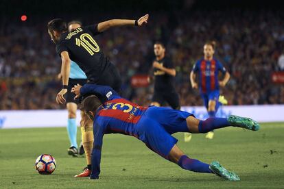 Yannick Ferreira-Carrasco (i), s'emporta la pilota davant del defensa de el FC Barcelona, Gerard Piqué.