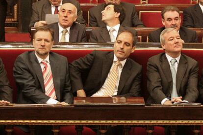 En la primera fila, de izquierda a derecha, los presidentes de Canarias, Adán Martín; Castilla-La Mancha, José María Barreda; Aragón, Marcelino Iglesias; Comunidad Valenciana, Francisco Camps; Murcia, Ramón Luis Valcárcel, y La Rioja, Pedro Sanz, en la primera jornada del debate sobre el estado de las autonomías, que se celebra en el Senado.