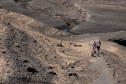 Una pareja cruza un antiguo puente expuesto por los bajos niveles de agua en el embalse de Baitings, en Yorkshire, el 12 de agosto.