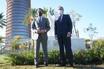 El presidente de la Junta, Juan Manuel Moreno (a la izquierda), y el secretario general del PSOE-A y alcalde de Sevilla, Juan Espadas, durante la inauguración de la escultura homenaje a los profesionales sanitarios, el pasado jueves.