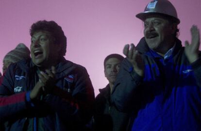 Familiares de los mineros celebran la noticia de que se encuentran en buen estado.