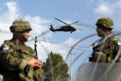 Soldados de la OTAN montan guardia en Kosovo.