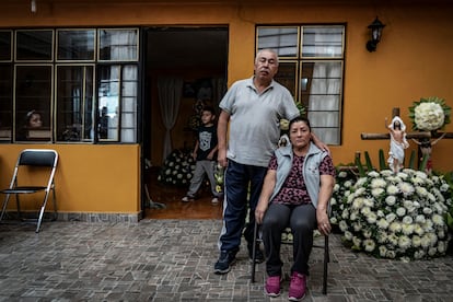 Nicandro Picazo y Angélica González, padres de Daniel Picazo, en su domicilio en Ciudad de México, el 14 de junio de 2022.
