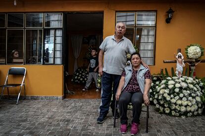 Nicandro Picazo y Angélica González, padres de Daniel Picazo, en su domicilio en Ciudad de México, el 14 de junio de 2022.