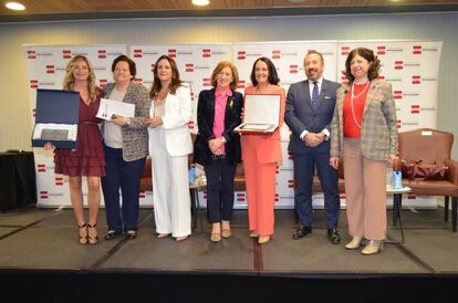 De izquierda a derecha, Eva García, presidenta de la Comisión de Igualdad del Consejo General de Procuradores; Carmen Giménez Cardona, vicedecana del Ilustre Colegio de Procuradores de Madrid (ICPM); Ana Belén Martínez Enguidanos, directora general del Consejo General de Procuradores y cofundadora y secretaria general de Women in a Legal World (WLW); Patricia Rosety, jefa de tribunales de la cadena COPE y presidenta de la Asociación de Comunicadores e Informadores Jurídicos (ACIJUR); Yolanda Ibarrola, viceconsejera de Justicia y Víctimas de la Comunidad de Madrid; Alberto García Barrenechea, decano del ICPM; e Irene Lanzaco García, abogada y directora general de la Asociación de Medios de Información.