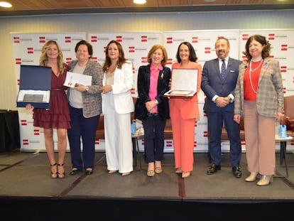 De izquierda a derecha, Eva García, presidenta de la Comisión de Igualdad del Consejo General de Procuradores; Carmen Giménez Cardona, vicedecana del Ilustre Colegio de Procuradores de Madrid (ICPM); Ana Belén Martínez Enguidanos, directora general del Consejo General de Procuradores y cofundadora y secretaria general de Women in a Legal World (WLW); Patricia Rosety, jefa de tribunales de la cadena COPE y presidenta de la Asociación de Comunicadores e Informadores Jurídicos (ACIJUR); Yolanda Ibarrola, viceconsejera de Justicia y Víctimas de la Comunidad de Madrid; Alberto García Barrenechea, decano del ICPM; e Irene Lanzaco García, abogada y directora general de la Asociación de Medios de Información.