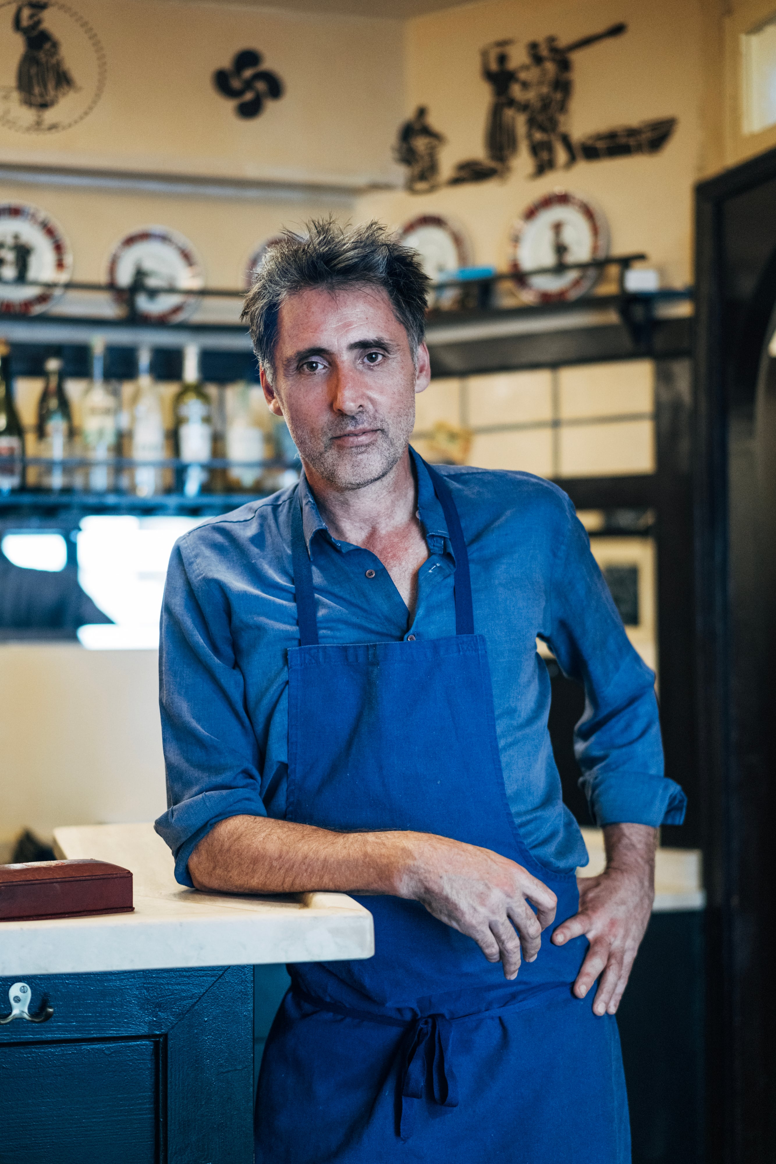 El chef Iñaki Aizpitarte, chef de restaurante Petit Grill Basque, llegó de París buscando un cambio y abrió en San Juan de Luz este restaurante, cuyo menú está atravesado por la tradición: desde las alubias pochas de Navarra servidas con pepino, berenjena y tomate, hasta la merluza en salsa verde.