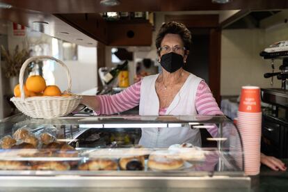 Teresa, propietaria del bar Parera, tras la barra.