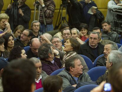 Vecinos de de Porriño discuten en el salón de plenos del Ayuntamiento durante la moción de censura de ayer.