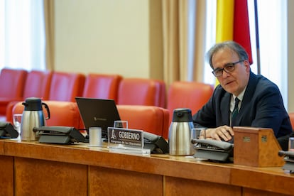 El Consejo de Ministros, a petición del Ministerio de Universidades (en la foto, su titular, Joan Subirats), aprobó ayer establecer el carácter oficial de un total de 202 títulos de grado, doctor o máster y su inscripción en el Registro de Universidades, Centros y Títulos. En concreto, el Ejecutivo ha dado luz verde a un acuerdo por el que se establece el carácter oficial de un total de 64 títulos de grado. Además, dio carácter oficial a 11 títulos de doctor o doctora y su inscripción en el Registro de Universidades, Centros y Títulos. Por último, el Ejecutivo estableció el carácter oficial de 127 títulos de máster
