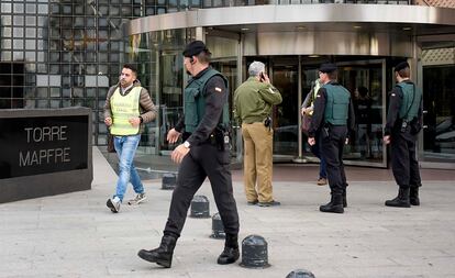 Registros de la Guardia Civil en la Torre Mapfre en Barcelona.