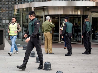 Escorcolls de la Guàrdia Civil a la Torre Mapfre a Barcelona.