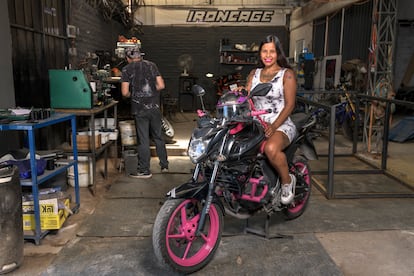 María José Ramos posa con su motocicleta en el taller Iron Cage, en Santiago.

