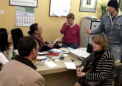 Vecinos afectados y voluntarios de La Colmena, en el local de la asociación en Santa Eugenia.