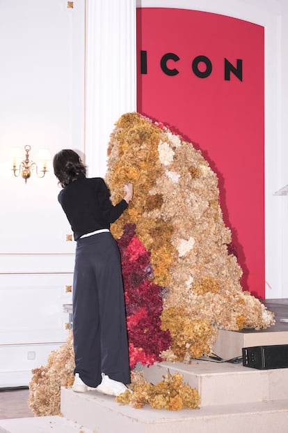 La artista siente predilección por el dorado y los tonos intermedios, cercanos al rosa o al beis, con toques
teatrales de naranja o rubí.