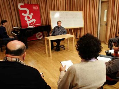 Claudio Gabis, durante una clase de armonía funcional en la sede de la SGAE.