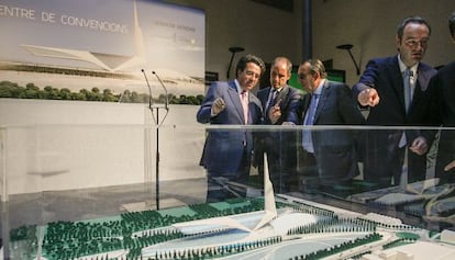 Santiago Calatrava muestra a Francisco Camps, Carlos Fabra y Alberto Fabra en 2008 la maqueta del Centro de Convenciones de Castellón.