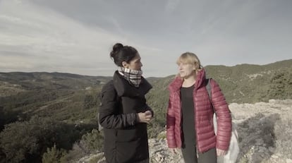 Elena Solanas (a la derecha), sobrina nieta de Florencio Pla, en el rodaje del documental 'Valentes', emitido por À punt.
