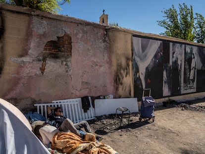 José Camacho, un sintecho nicaragüense que vive en la plaza, dormita bajo el mural, destrozado por las quemaduras.