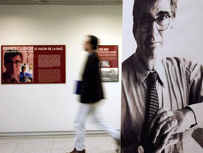 Paneles de la exposición sobre la vida del profesor Ernest Lluch inaugurada ayer en Castellón.
