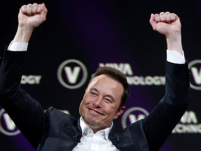 Elon Musk, director general de Tesla y SpaceX, además de propietario de la red social X (antes Twitter), hace un gesto de triunfador en una conferencia en París el pasado junio.