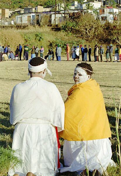 Dos <i>sangomas</i> <b>surafricanos, en una imagen tomada durante una jornada electoral en 1996.</b>