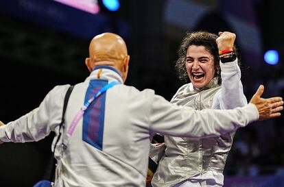 La esgrimista Judith Rodríguez celebra su bronce en París 2024. Fotos cedidas por el Comité Paralímpico Español.