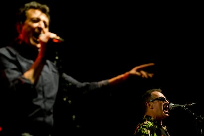 Manolo García (izquierda) y Quimi Portert, durante un concierto en 2016 de Los Rápidos y Los Burros.