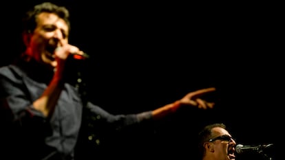 Manolo García (izquierda) y Quimi Portert, durante un concierto en 2016 de Los Rápidos y Los Burros.
