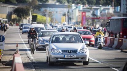 Paso de vehículos en la frontera de Gibraltar con España el jueves. En el vídeo, el presidente del Gobierno, Mariano Rajoy.