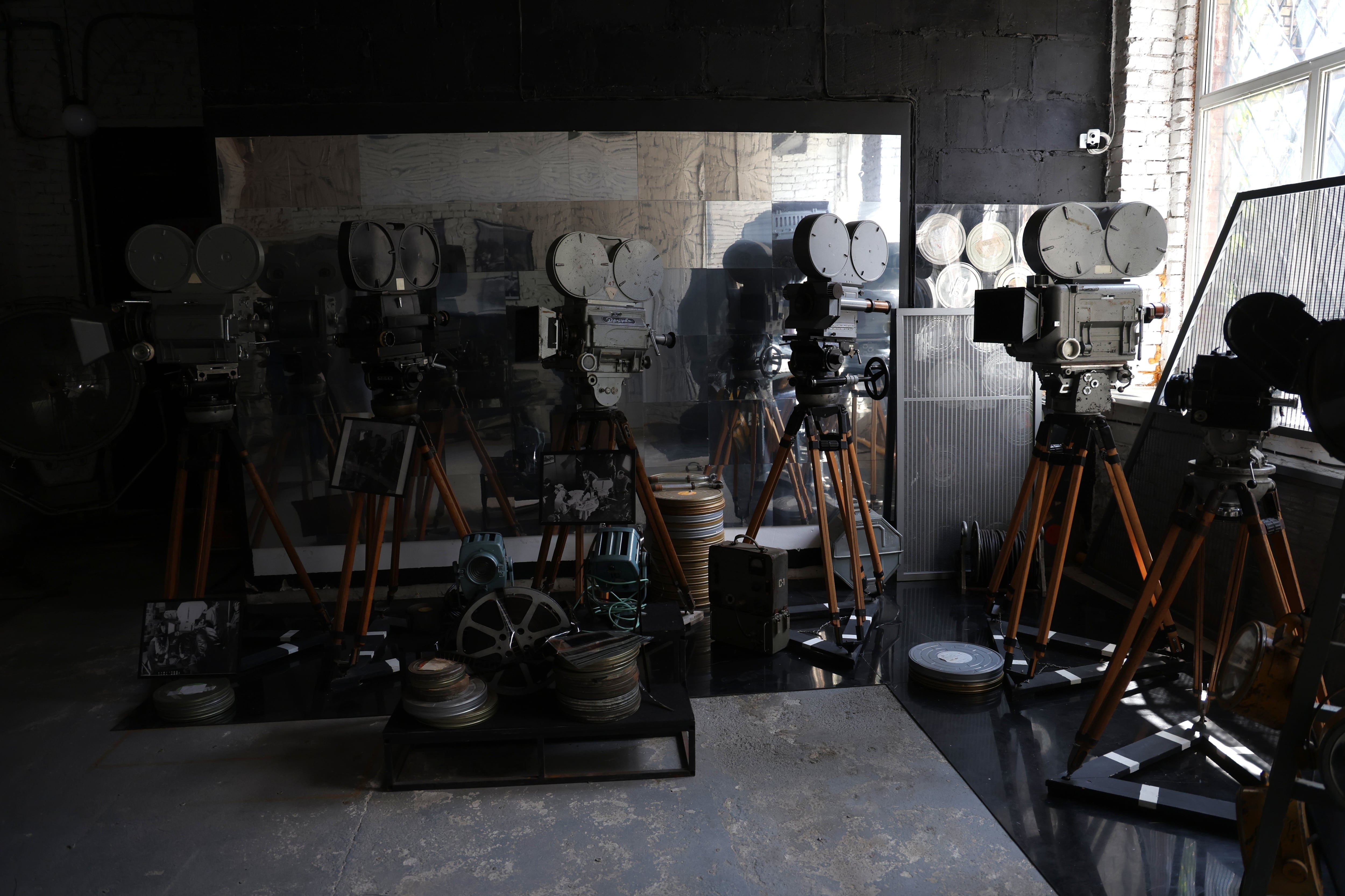 Algunas cámaras de cine y otros objetos en el museo de los estudios Aleksandr Dovzhenko de Kiev.