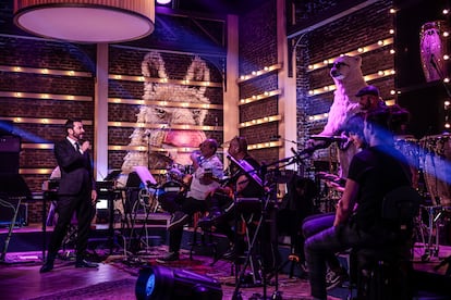 Arturo Valls con la banda durante el rodaje de 'That's My Jam España" en febrero.