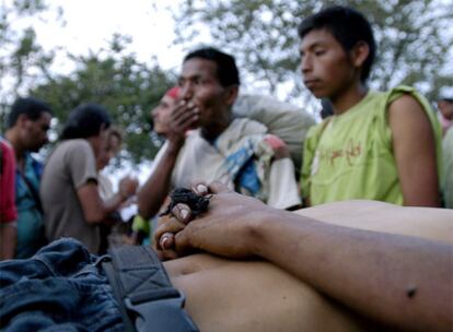 Indígenas portan el cuerpo de uno de los fallecidos en la protesta en Villarica.