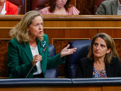 Las vicepresidentas Nadia Calviño y Teresa Ribera, este miércoles durante la sesión de control al Gobierno en el Congreso.