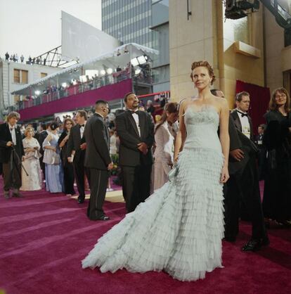 Charlize Theron con un vestido Gucci en la gala de 2005, en la que arrasó 'Million dollar baby' de Clint Eastwood.