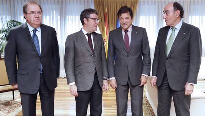 El ministro de Energía, Turismo y Agenda Digital, Álvaro Nadal, el presidente de la Junta de Castilla y León, Juan Vicente Herrera (i), el presidente del Principado de Asturias, Javier Fernández (2d) y el presidente de Iberdrola, Ignacio Sánchez Galán (d), el pasado jueves en Madrid.