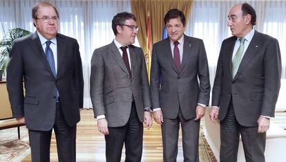 El ministro de Energ&iacute;a, Turismo y Agenda Digital, &Aacute;lvaro Nadal, el presidente de la Junta de Castilla y Le&oacute;n, Juan Vicente Herrera (i), el presidente del Principado de Asturias, Javier Fern&aacute;ndez (2d) y el presidente de Iberdrola, Ignacio S&aacute;nchez Gal&aacute;n (d), el pasado jueves en Madrid. 