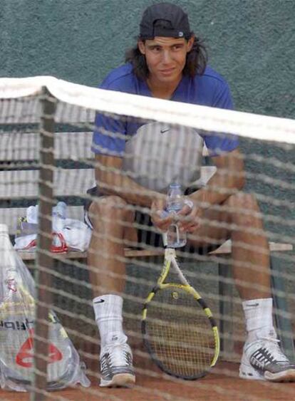 Rafa Nadal, en un descanso del entrenamiento de ayer en Barcelona.