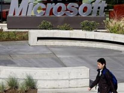 Un peatón camina junto a la sede de Microsoft.