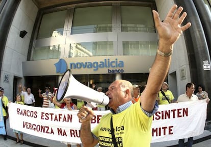 Concentración de afectados por los preferentes realizada ayer en Vigo. 