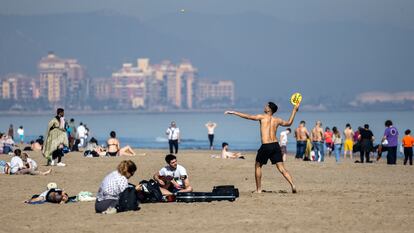 Gente en la playa de la Malvarrosa de Valencia.