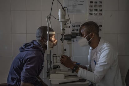 Ojos del mundo ha apoyado al Servicio Provincial de Salud en el área de Oftalmología, con el objetivo de fortalecer el derecho a la salud ocular pública. Los hospitales de la provincia de Inhambane con este tipo de especialidad reciben donaciones de equipos oftalmológicos para realizar exámenes en las consultas.