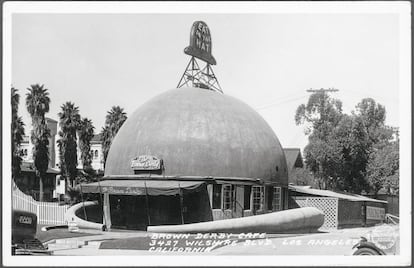 La influencia del Hollywood de los años 20 también tuvo mucho que ver en el desarrollo de esta loca arquitectura. El tono de fantasía –‘El mago de Oz’ (1939)– o el gusto por Oriente –‘Capricho Imperial’ (1934)– de muchas de las películas que imperaba en los estudios de cine fue decisorio para su proliferación. Pero también las estrellas del momento se sumaron a esta moda arquitectónica. “En 1921, Charlie Chaplin y su hermano Syd inauguraron sus estudios, en Sunset y La Brea, sobre una serie de edificios de estilo inglés Tudor (como si fueran castillos)”, cuenta el autor Jim Heimann.