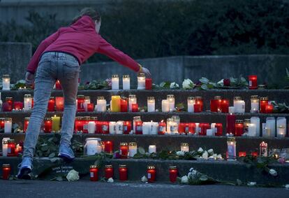 Una estudiante enciende una vela en el instituto Josef-Koenig en Haltern am Se, Alemanía, 16 alumnos y dos profesores de este instituto han fallecido en el accidente del Airbus de Germanwings accidentado en los alpes franceses