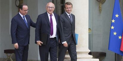 El presidente francés, Francois Hollande, junto a Michel Sapin y Emmanuel Macron.
