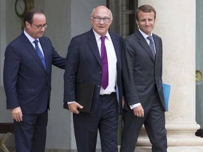 El presidente franc&eacute;s, Francois Hollande, junto a Michel Sapin y  Emmanuel Macron.