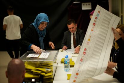 Una mujer deposita su papeleta en un centro electoral de Estambul.