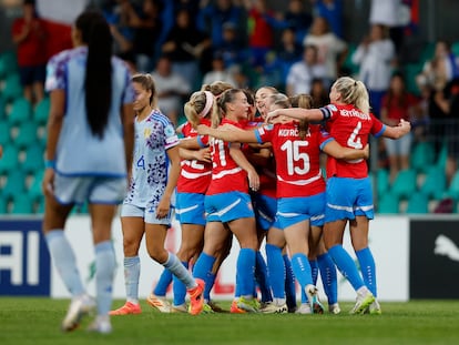Las jugadoras de República Checa celebran su victoria ante España este viernes en Chomutov.