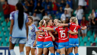 Las jugadoras de República Checa celebran su victoria ante España este viernes en Chomutov.