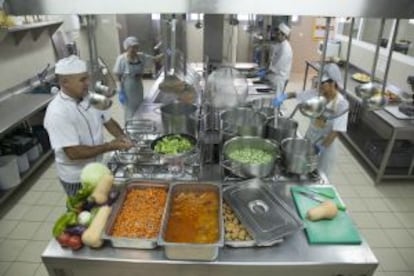 Cocina de un colegio gestionada por el grupo Compass.